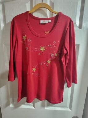 Vibrant red Quacker Factory top. Has cool gold and silver star rhinestones. XS